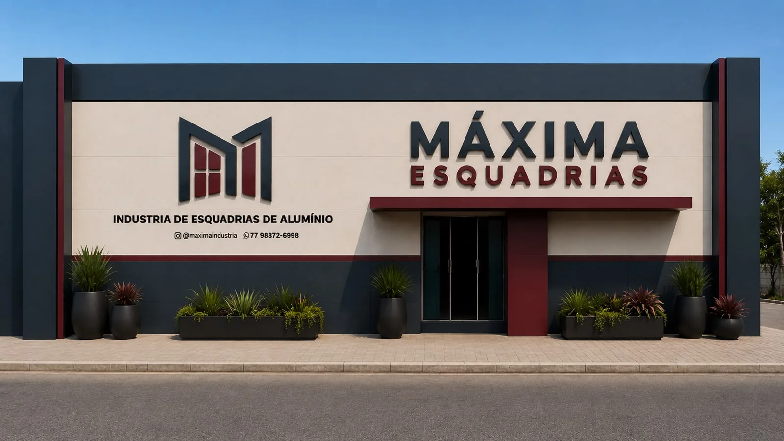 Fachada da Máxima Esquadrias, com o símbolo e o nome da marca em marinho e vinho sobre parede clara