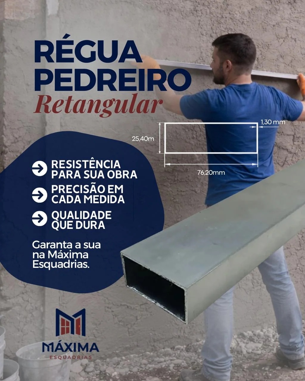Pedreiro passando uma régua retangular de alumínio sobre o reboco de uma parede, com o desenho técnico da seção ao lado